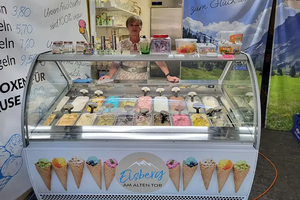 Eis essen in der Hartberger FUZO